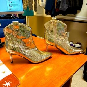Guess Women’s Metallic Embossed Snakeskin Pointed Toe Heeled Ankle Boots Size 9M